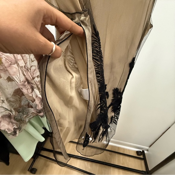 Alexander McQueen Elegant Black Floral Embroidered Silk Top - Picture 9 of 16